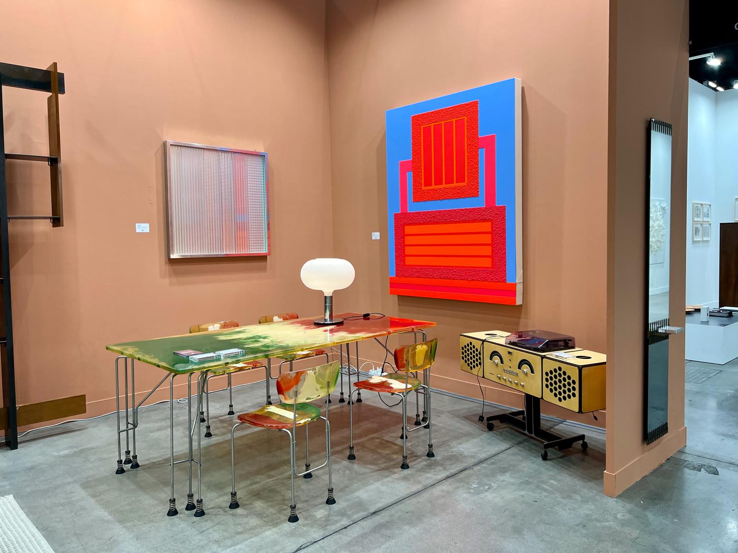 Работы Gaetano Pesce (стол и стулья) и Peter Halley (живопись, справа) в экспозиции стенда Bernini Gallery