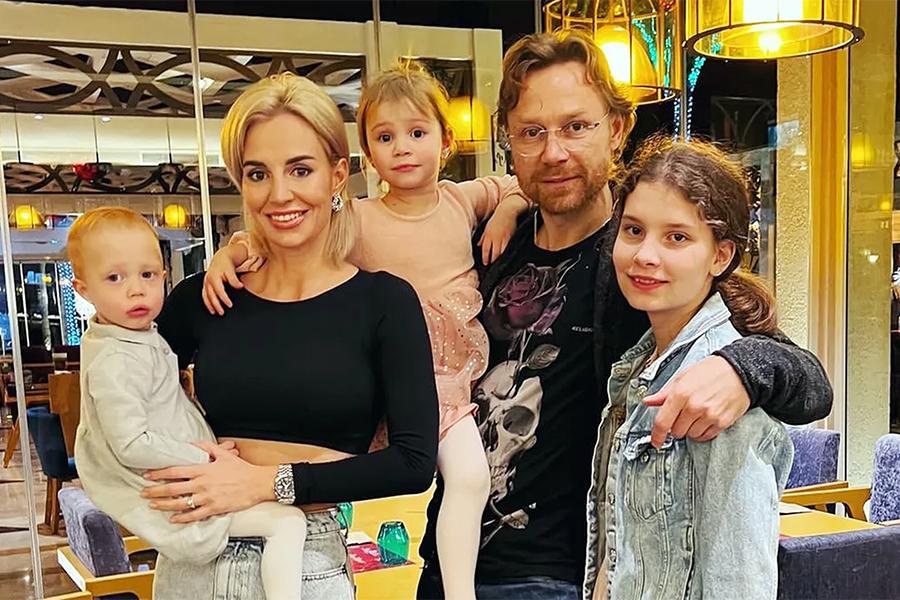 Валерий Карпин с женой и детьми