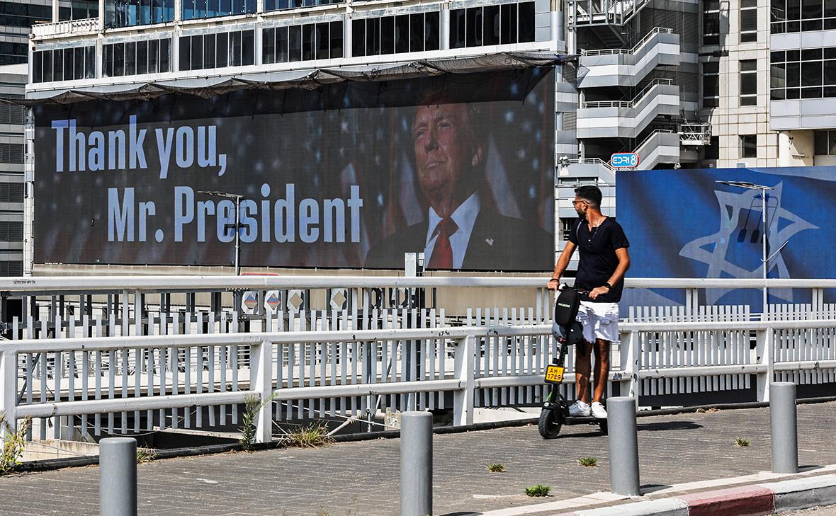 Рекламный щит, на котором изображен Дональд Трамп, в Тель-Авиве, Израиль, 22 июня 2025 года