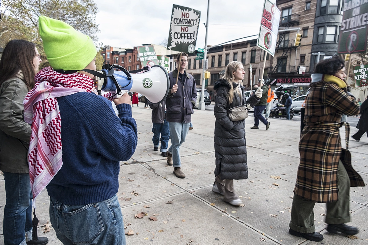 Бастующие рабочие от компании Starbucks