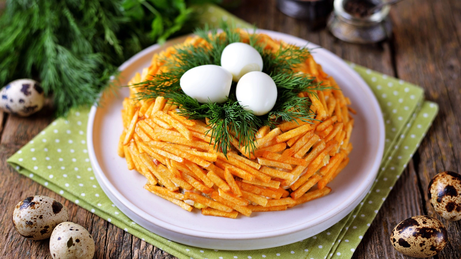 «Гнездо глухаря» подают слегка охлажденным как самостоятельную закуску или гарнир к мясным блюдам