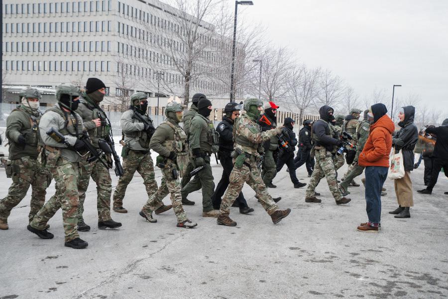 Сотрудники федеральной иммиграционной службы пытаются разогнать протестующих у здания федерального суда имени Уиппла в Миннеаполисе, штат Миннесота, 11 января 2026 года
