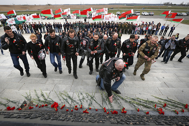Участники мотопробега &laquo;Ночных волков&raquo; возлагают цветы к Кургану Славы в Минске