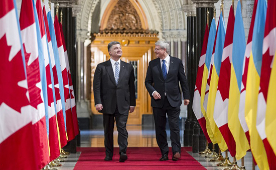 Премьер-министр Канады Стивен Харпер (справа) и президент Украины&nbsp;Петр Порошенко. Архивное фото