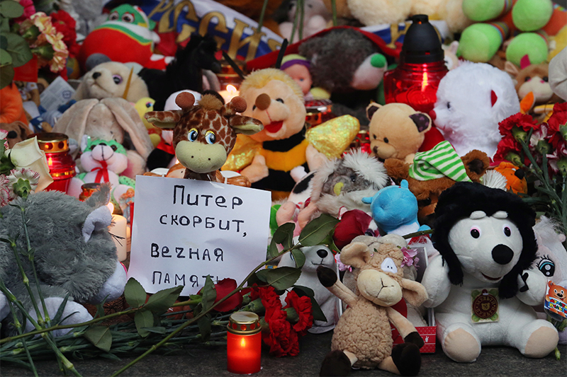 Цветы и&nbsp;свечи в&nbsp;зоне прилета аэропорта Пулково в&nbsp;память о&nbsp;жертвах авиакатастрофы самолета Airbus А321