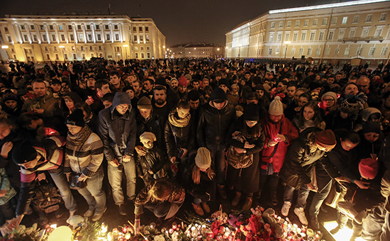 Жители Санкт-Петербурга возлагают цветы и зажигают свечи на Дворцовой площади в память о жертвах авиакатастрофы российского авиалайнера в Египте