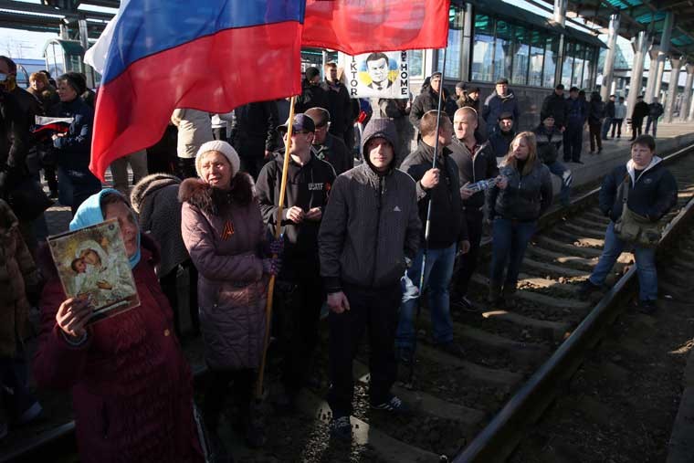 Митингующие блокировали железнодорожные пути на вокзале