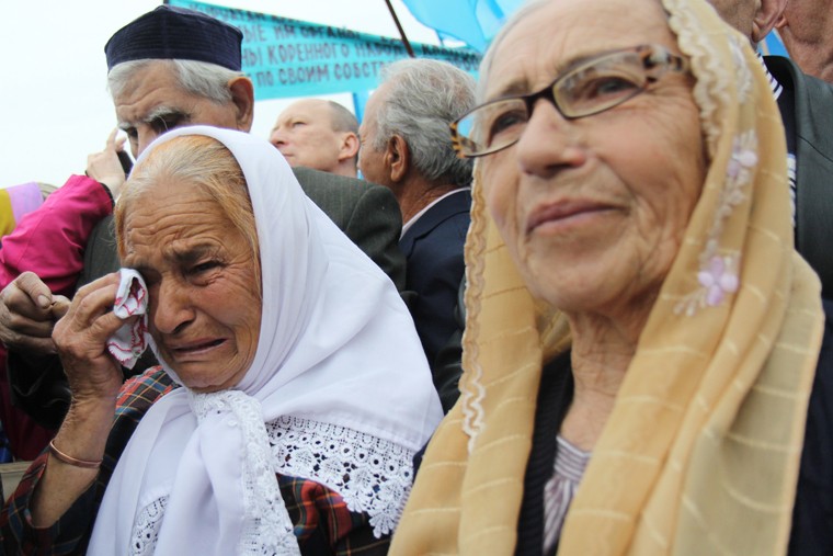 Участники всекрымского траурного митинга, посвященного 70-й годовщине депортации крымских татар, проходит в микрорайоне Ак-Мечеть Симферополя на площади перед мечетью