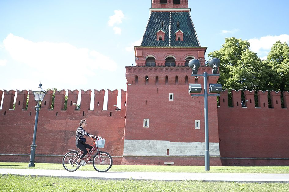 Велосипедистка у стены Московского Кремля.