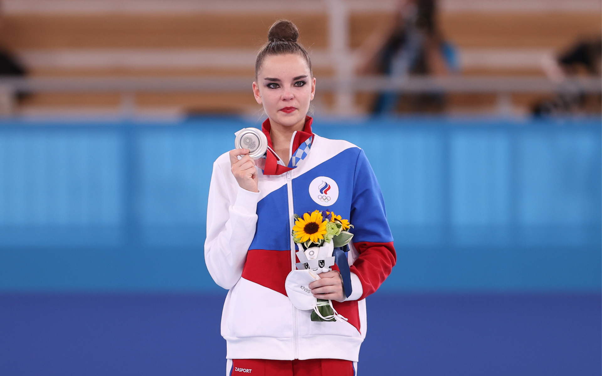 Фото:Дина Аверина с серебряной медалью (Getty Images)