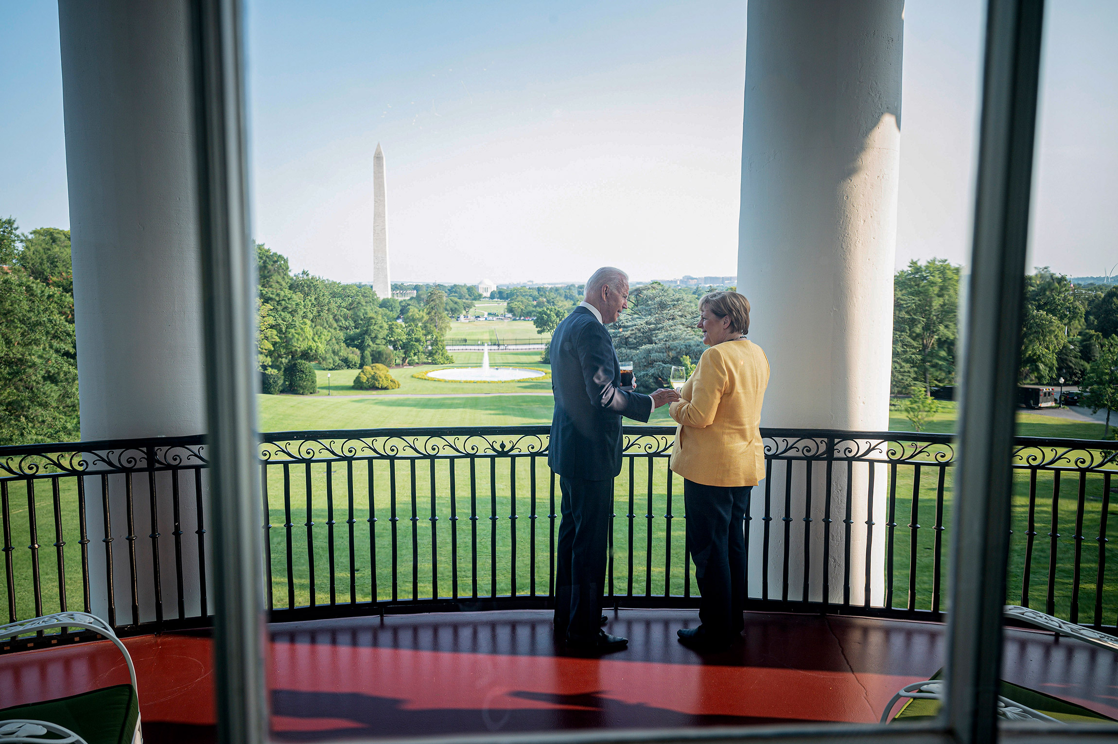 Во время визита Ангелы Меркель в США канцлер Германии и президент США договорились защищать демократию.

На фото: лидеры двух стран в Белом доме 15 июля