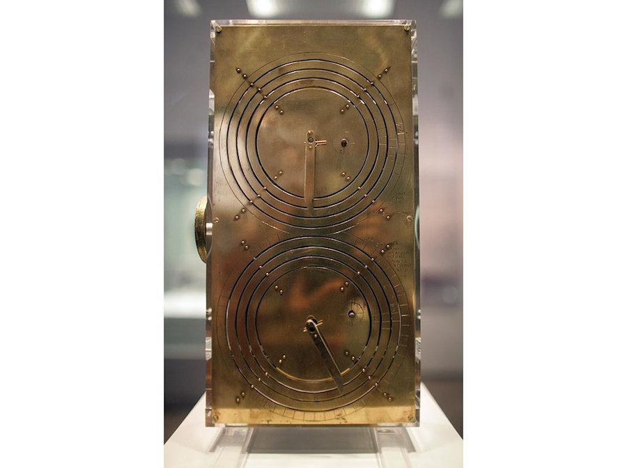 Циферблат на задней панели, показывающий даты затмений