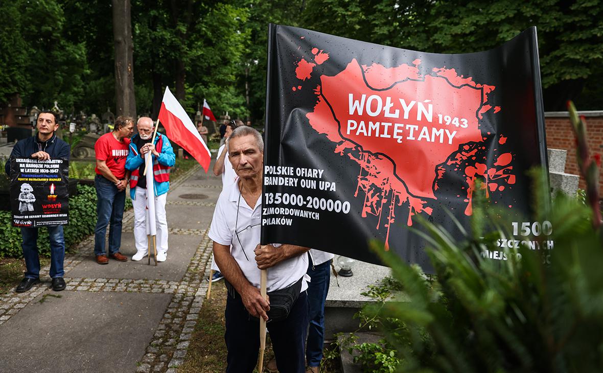 Люди во время панихиды по польским жертвам геноцида, совершенного на Волыни и в Восточной Галиции во время Второй мировой войны