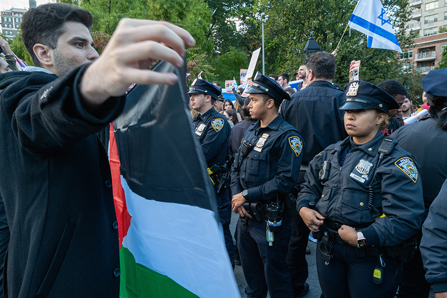 На акции протеста вышли и в Нью-Йорке. Одновременно прошли митинги в поддержку и Израиля, и Палестины.