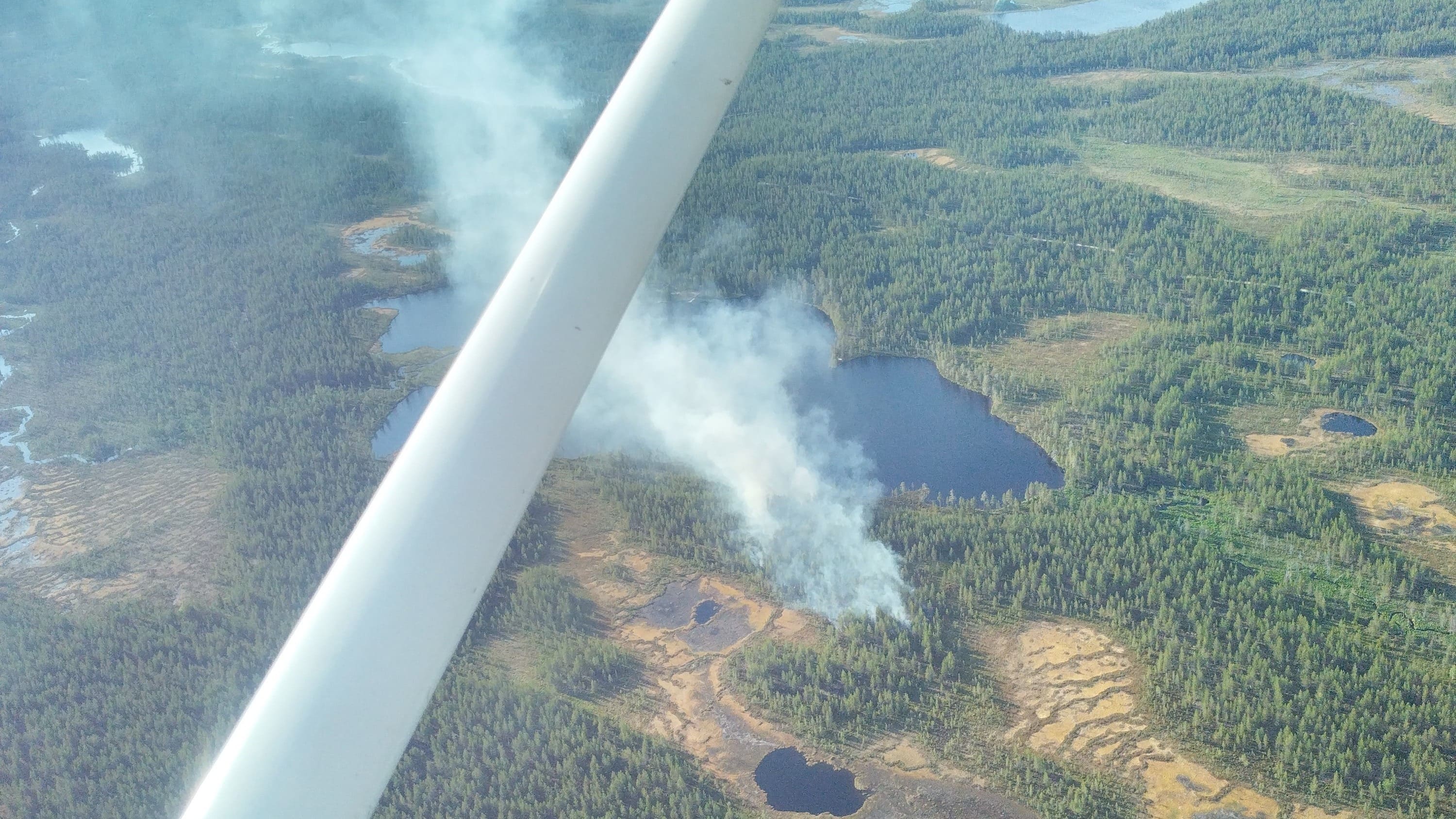 Воздушная разведка после начала лесных пожаров в Финляндии