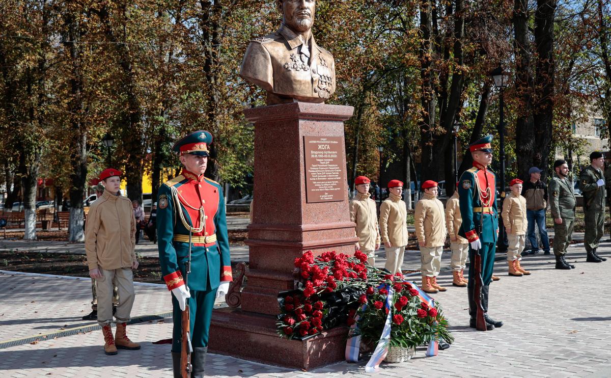 Памятник командиру батальона ДНР &laquo;Спарта&raquo; Владимиру Жоге&nbsp;в Волновахе