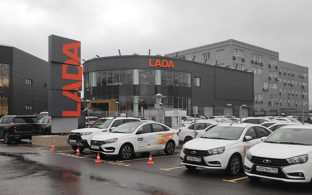 Новые Lada – нарасхват. АвтоВАЗ повысил продажи второй месяц подряд