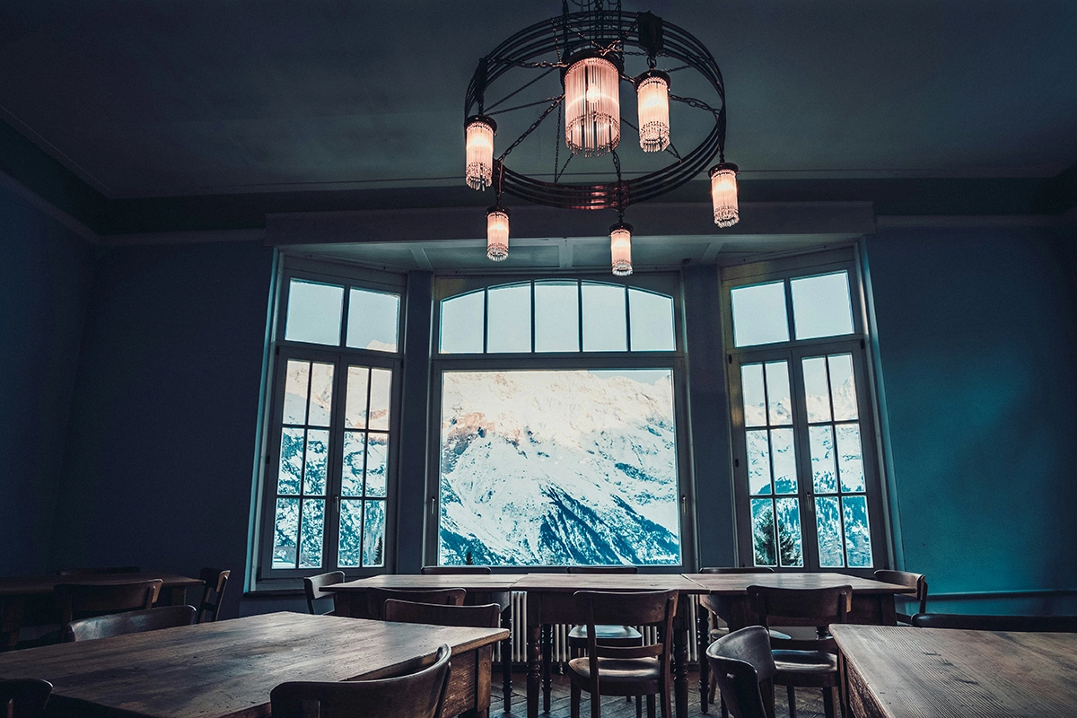 Аляска — это не «край света», а край смысла: здесь рацион складывается из того, что море и тундра дают по сезону, а кухня — не про модные тренды, а про сохранение жизни, вкуса и запаса на зиму