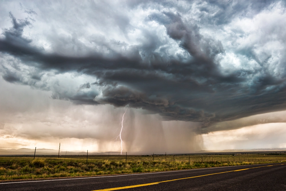Гроза обычно сопровождается сильными осадками в виде дождя, града или мокрого снега