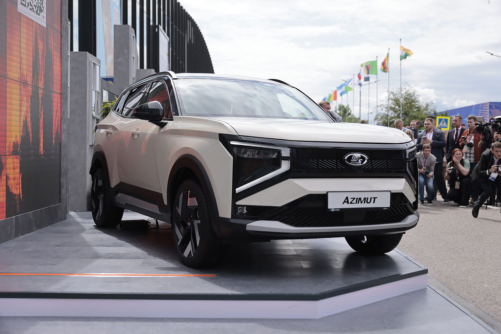 Lada Azimut&nbsp;&mdash; первый серийный кроссовер АвтоВАЗ. Автомобиль сегмента B+, а значит, ему придется конкурировать с Tenet T4, &laquo;Москвич 3&raquo; и Belgee X50. В моторную гамму войдут моторы 1,6 л и 1,8 л. Трансмиссии: &laquo;механика&raquo; или вариатор. Среди приятных опций найдутся панорамный люк, двухзонный климат-контроль, камеры кругового обзора, беспроводная зарядка и даже обогрев боковых стекол, как у Mercedes-Maybach.