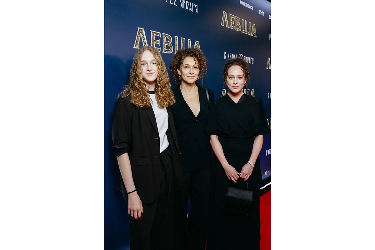 София Колокольникова, Ксения Раппопорт и Аглая Тарасова