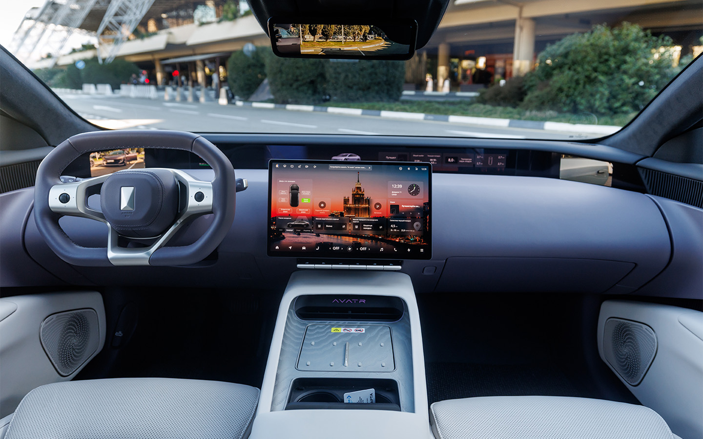 Претензия к площадкам беспроводной зарядки одна, но существенная: при активации опускается только задняя их часть.&nbsp;При резком&nbsp;торможении смартфон летит вперед, и&nbsp;упереться ему не на что&nbsp;