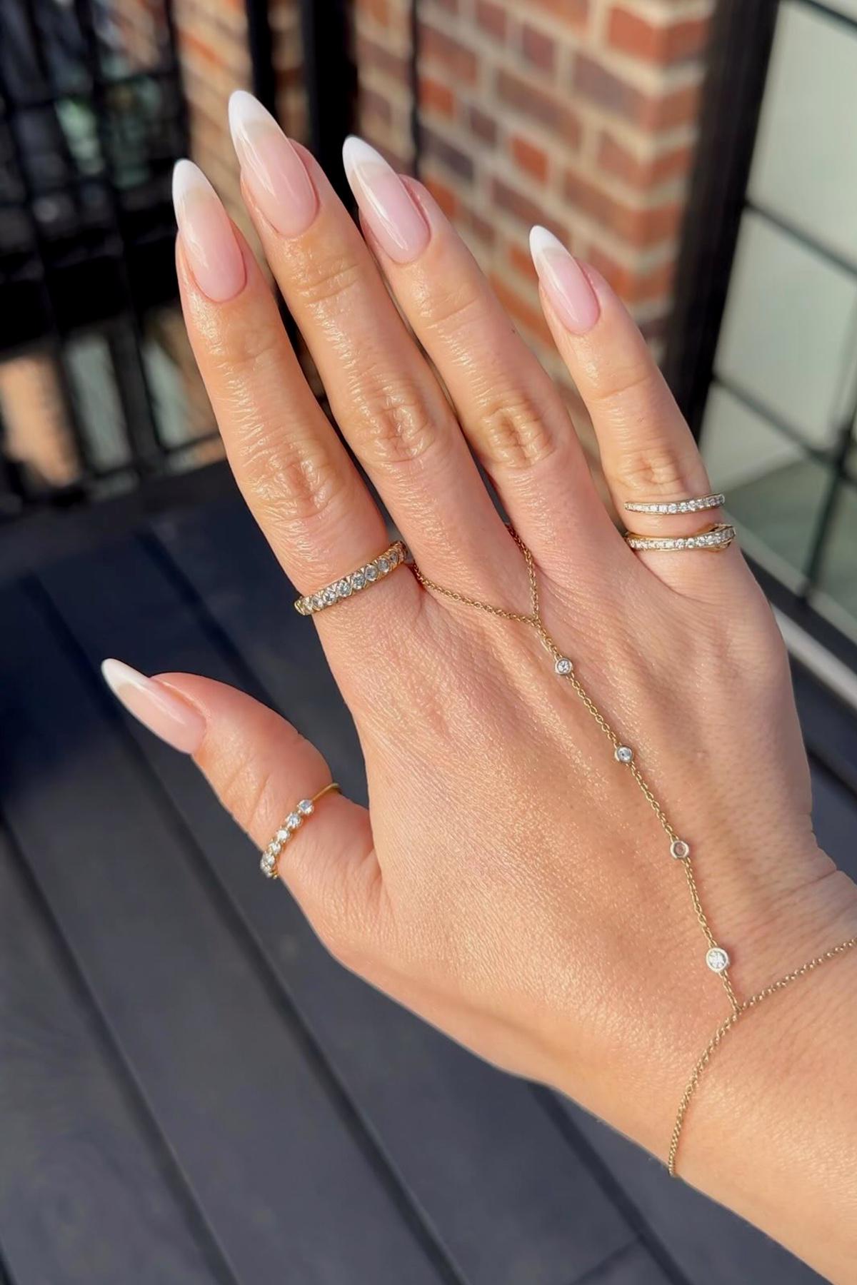 После отпиливания белый цвет проступает через призму нежного и полупрозрачного геля, что визуально делает белую полоску нечеткой