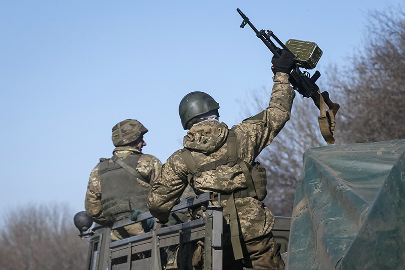 Украинские солдаты, покидающие&nbsp;Дебальцево.

