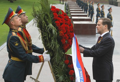 Возложение венка к могиле Неизвестного солдата у стен Кремля