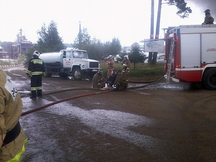 Пожар на нефтезаводе под Ангарском: 400 человек эвакуированы