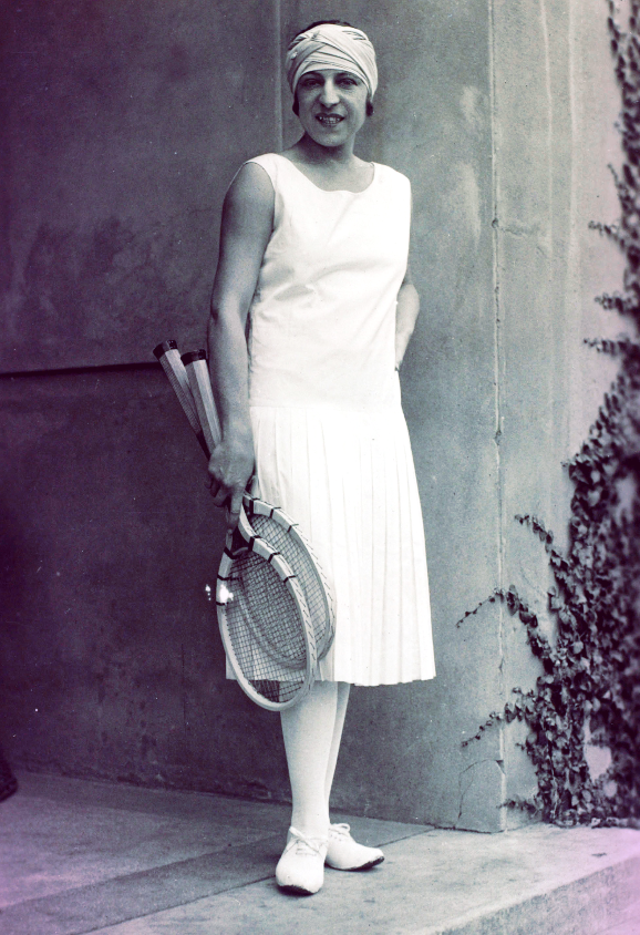 Француженке Сюзанн Ленглен между 1919 и 1925 годами удалось&nbsp;стать победительницей Уимблдонского турнира 15 раз. Но&nbsp;для начала&nbsp;она внесла собственные коррективы в привычный дресс-код: отказалась от корсета в пользу свободной блузки, шляпу заменила повязкой на голову, а многослойную&nbsp;юбку&mdash;&nbsp;легкой&nbsp;плиссированной, купленной&nbsp;в Париже у модельера Жана Пату.
