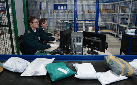 Сотрудники таможенной службы России во время обработки посылок


