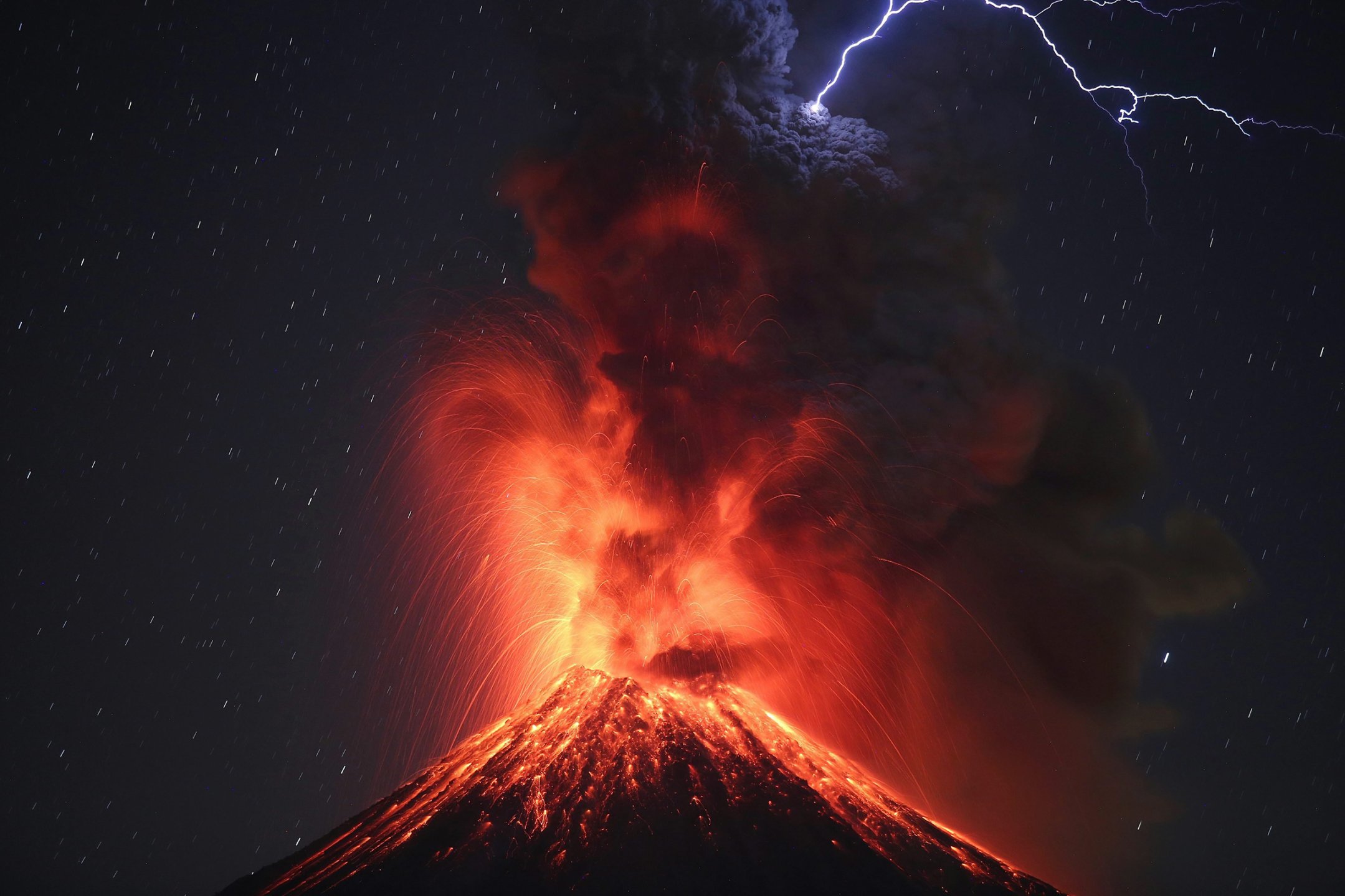 Извержение самого активного мексиканского вулкана Колима, штат Халиско