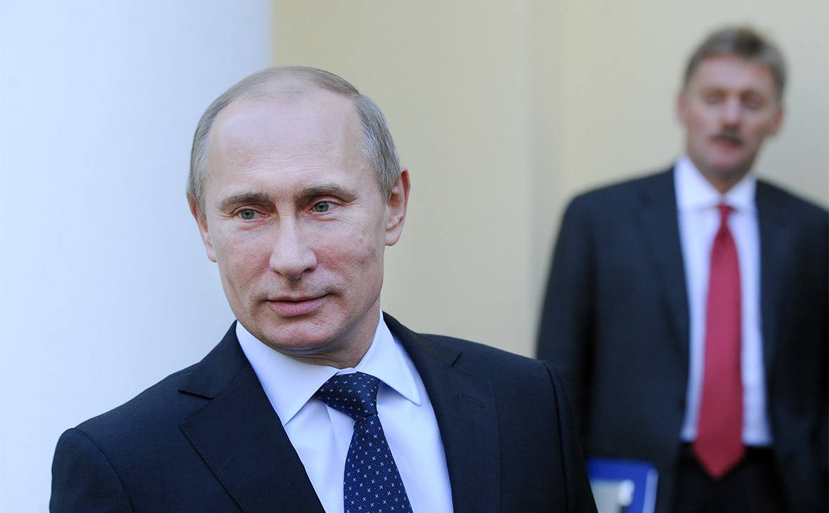 Владимир Путин и Дмитрий Песков (слева направо)