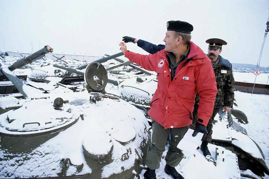Зарубежные инспекторы и российские офицеры на пункте утилизации советской бронетехники в рамках Договора об обычных вооруженных силах в Европе. 2 февраля 1993 года