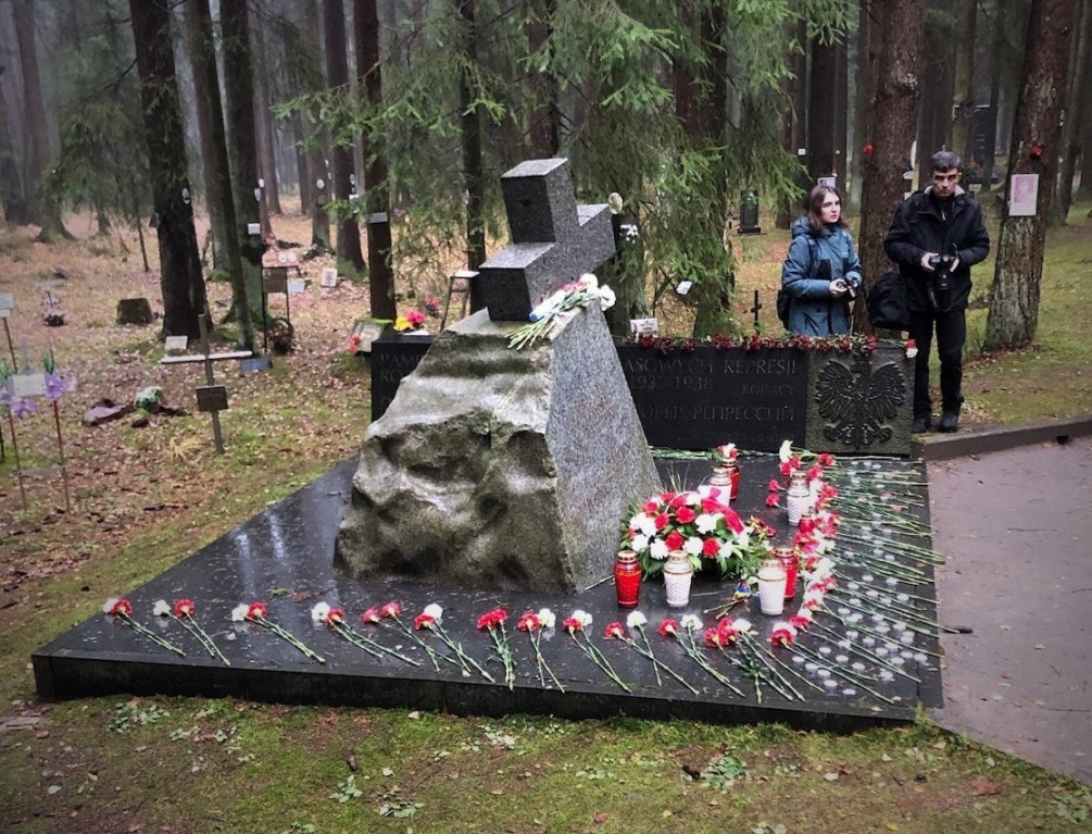 Памятник репрессированным полякам на Левашовском кладбище