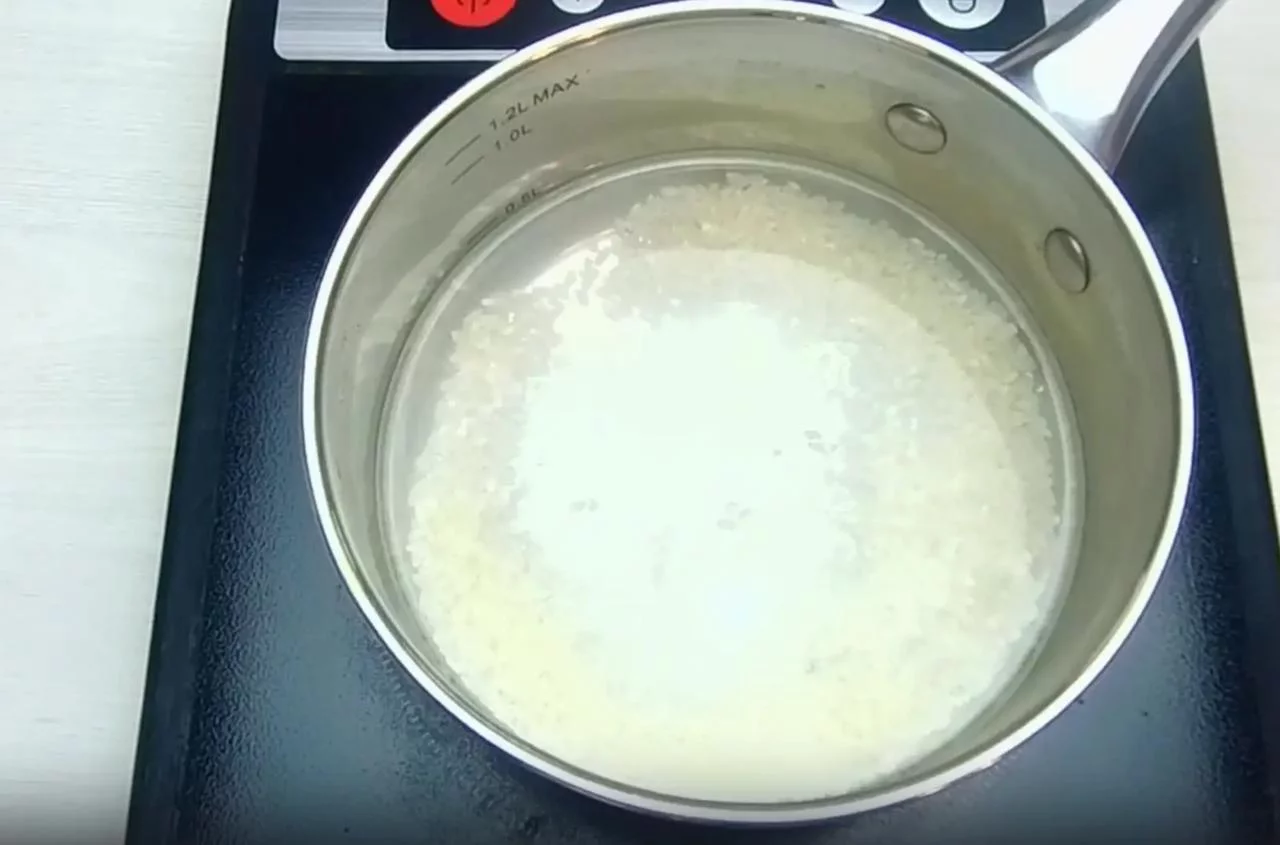 Отварите рис до полуготовности