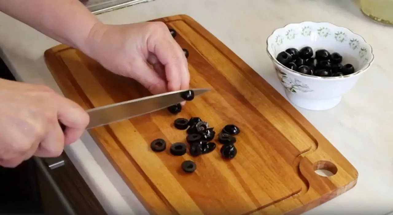 Нарежьте маслины кружочками