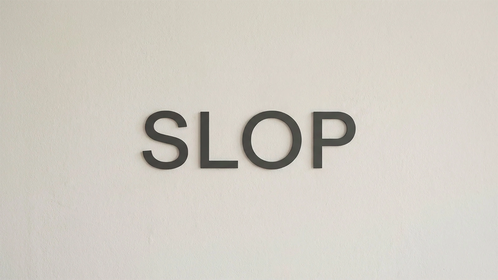 Словарь Merriam-Webster назвал словом 2025 года slop. Что оно означает