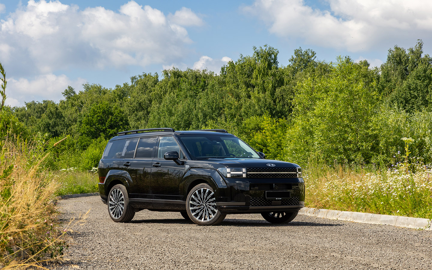 Внешне новый&nbsp;Santa Fe немного косплеит&nbsp;Land Rover Defender и Ford Bronco. Во внешности читается желание&nbsp;Hyundai угодить американцам
