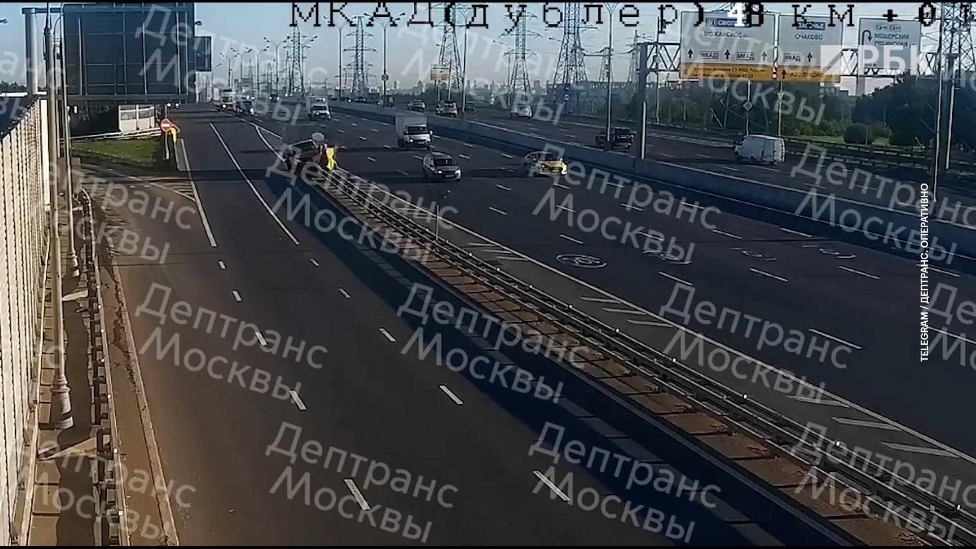 На МКАД автомобиль наехал на буфер и загорелся. Видео