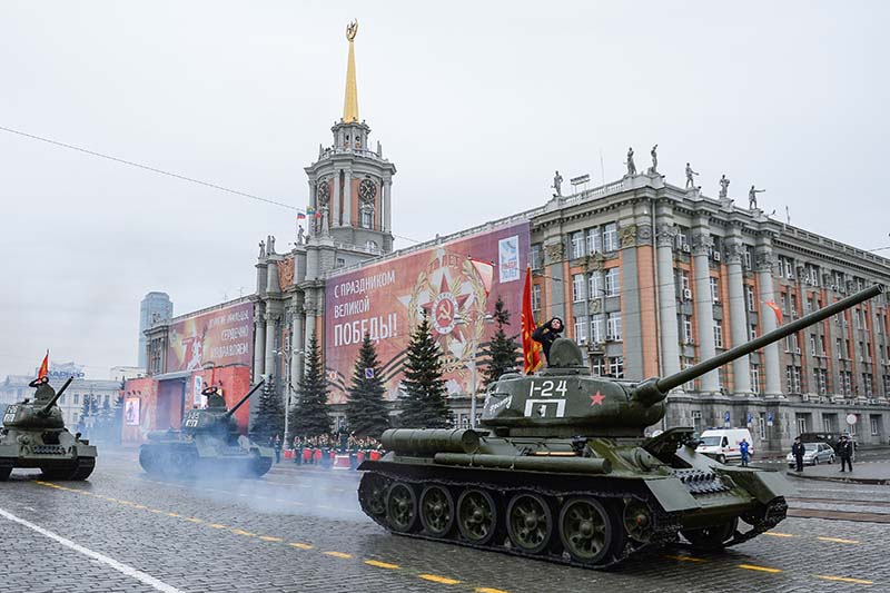 Танки Т-34-85 во время парада, посвященного 70-й годовщине Победы в Великой Отечественной войне,&nbsp;​на площади 1905 года в Екатеринбурге.