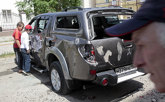 Разбитый автомобиль у офиса общественной организации &laquo;Комитет против пыток&raquo;