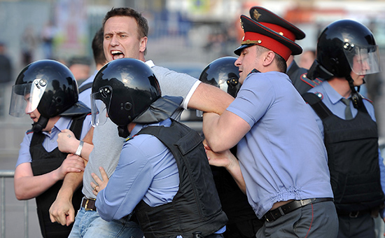 Сотрудники правоохранительных органов задерживают блогера Алексея Навального во&nbsp;время митинга &laquo;Марш миллионов&raquo; на&nbsp;Болотной площади 6 мая 2012 года