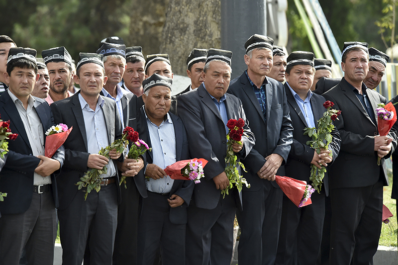 Траурный кортеж с телом президента Узбекистана Ислама Каримова в аэропорт Ташкента сопровождали тысячи людей




