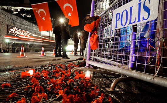 Цветы у входа в&nbsp;ночной клуб в&nbsp;Стамбуле, где&nbsp;произошло вооруженное нападение


