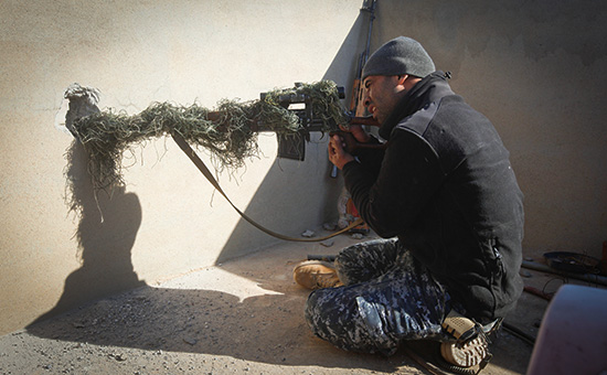 Снайпер армии Ирака на&nbsp;боевой позиции в&nbsp;Альбу-Саиф, юг Мосула
