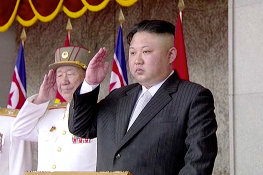 Ким Чен Ын&nbsp;приветствует&nbsp;участников&nbsp;парада&nbsp;в честь 105-ой годовщины со дня рождения Ким Ир Сена


