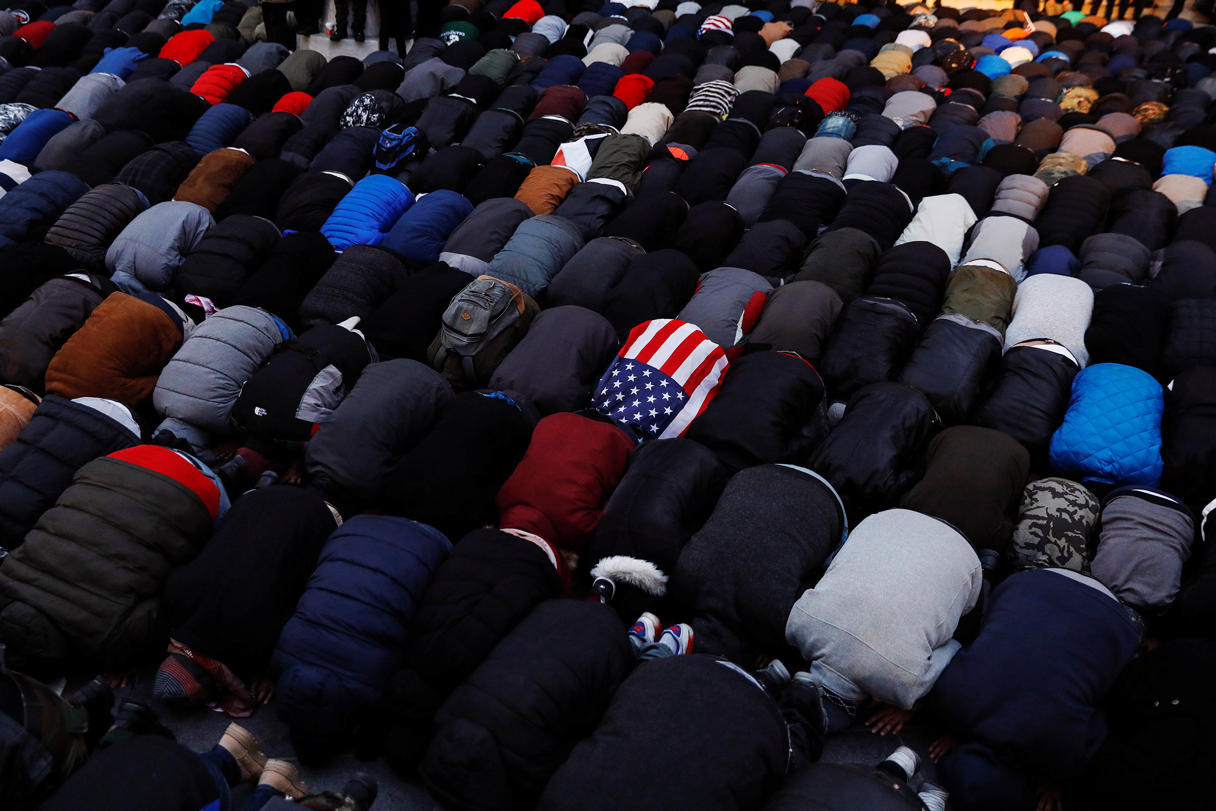2 февраля. Молитва мусульман, выступающих против введенного Трампом запрета на въезд граждан Йемена в США. Бруклин, Нью-Йорк, США
