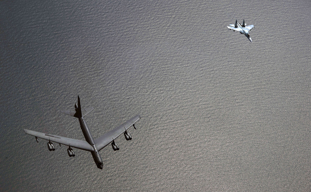 Российский истребитель Су-27 и стратегический бомбардировщик B-52H ВВС США в небе над Балтийским морем. Июнь 2017 года
